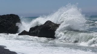 preview picture of video 'Relaxing waves breaking at Shelter Cove CA on the Lost Coast'