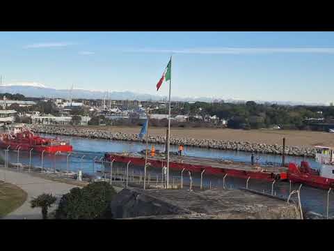 L'eccezionale passaggio di una chiatta di 100 metri al porto di Piave Vecchia a Jesolo