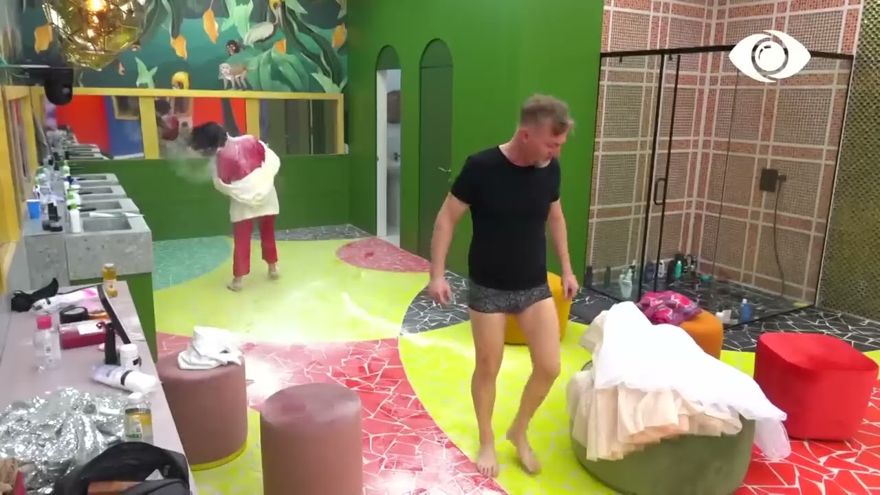 Amos merr hak, i derdh qesen me miell Deas dhe Mikelës