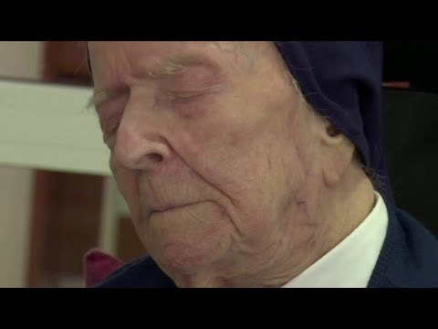 117歲的法國修女倖存下來 COVID-19 (117-year-old French nun survives COVID-19)