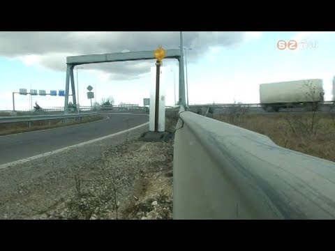 Szalagkorlát javítás a 87-es főút és az M86-os autóút csomópontjában