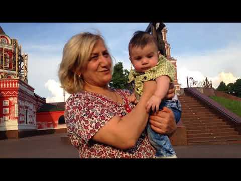 Я С ЗИНОЙ И ЕЁ ВНУКАМИ НА ПРОГУЛКЕ,