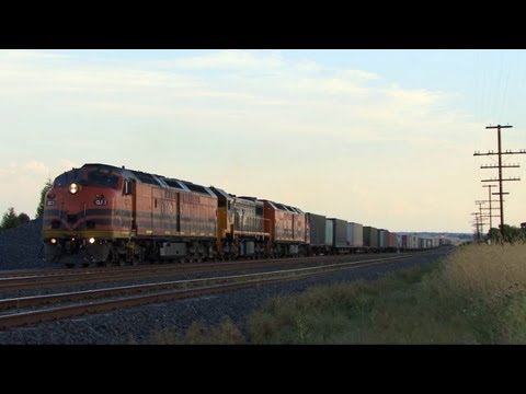 Broad and Standard Gauge EMD diesels at Beveridge: Australian Trains