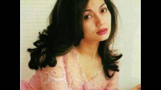 Download lagu Nia Daniaty Bila kau rindu baliklah bantalmu mp3 Download lagu Nia Daniaty Bila kau rindu baliklah bantalmu mp3