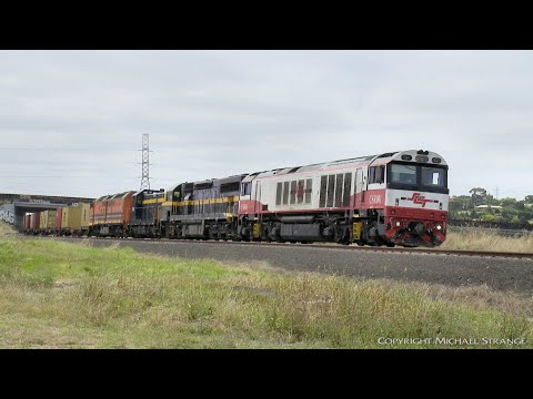 7922V With CSR001 + C501 + T357 + CLF4 Photobombed By 5MP2 Freight Train (31/12/2020) - PoathTV