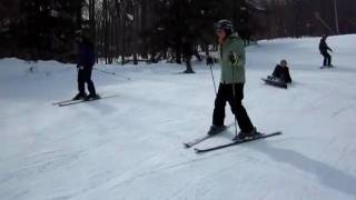 preview picture of video 'Betina and Augusto skiing on Iroquois @ Belleayre Part I'