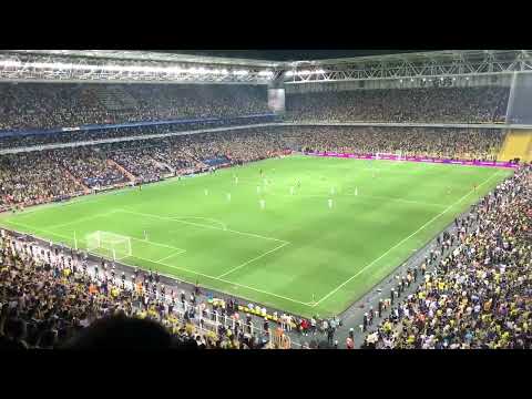 UEFA investiga los gritos en favor de Putin de los hinchas del Fenerbahce