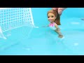 Куклы Барби играют в мяч в бассейне! Весёлые видео про игры для детей