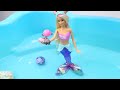 Куклы Барби играют в мяч в бассейне! Весёлые видео про игры для детей