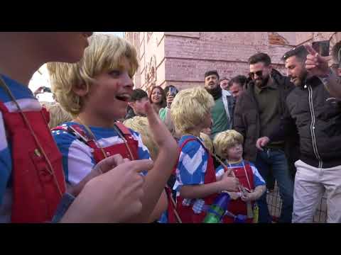 SI CAMINITO DEL FALLA. RAMONI, MANUEL MOLINA LE CANTAN A LOS TRISNINAS ANTES DE ENTRAR EN EL FALLA