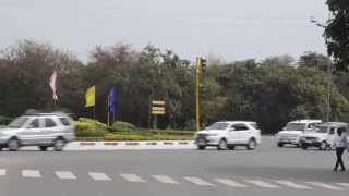 preview picture of video 'President Pranab Mukherjee's convoy brings traffic to a halt'