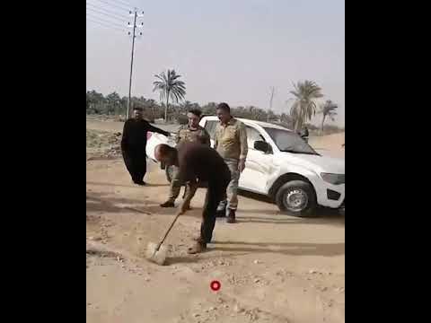 شاهد بالفيديو.. موظف يطمر سكة حديد في قضاء الحمزة الشرقي جنوبي الديوانية لتبليط شارع