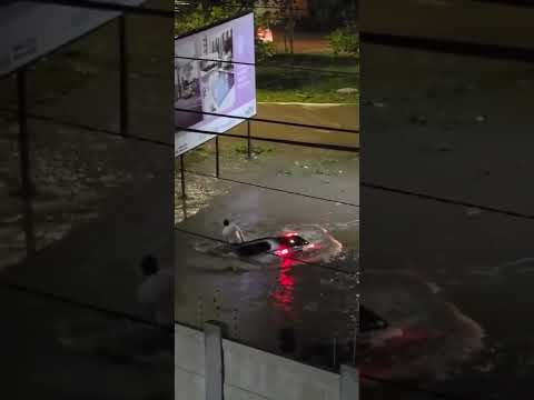 MOTORISTA E VEÍCULOS SÃO ARRASTADOS POR ENXURRADA E 