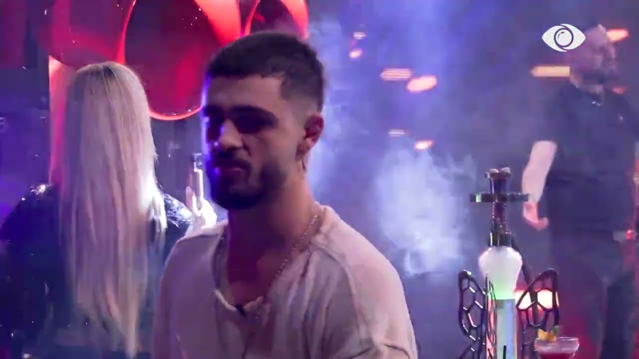 Atmosferë festive në shtëpi, banorët kërcejnë së bashku