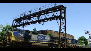 preview picture of video 'CSX Train Under 'Antique' Signal Bridge'