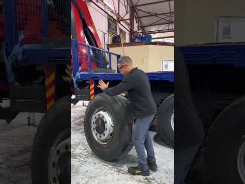 Quand l'apprenti galère avec une roue de camion, il est temps de sortir la  