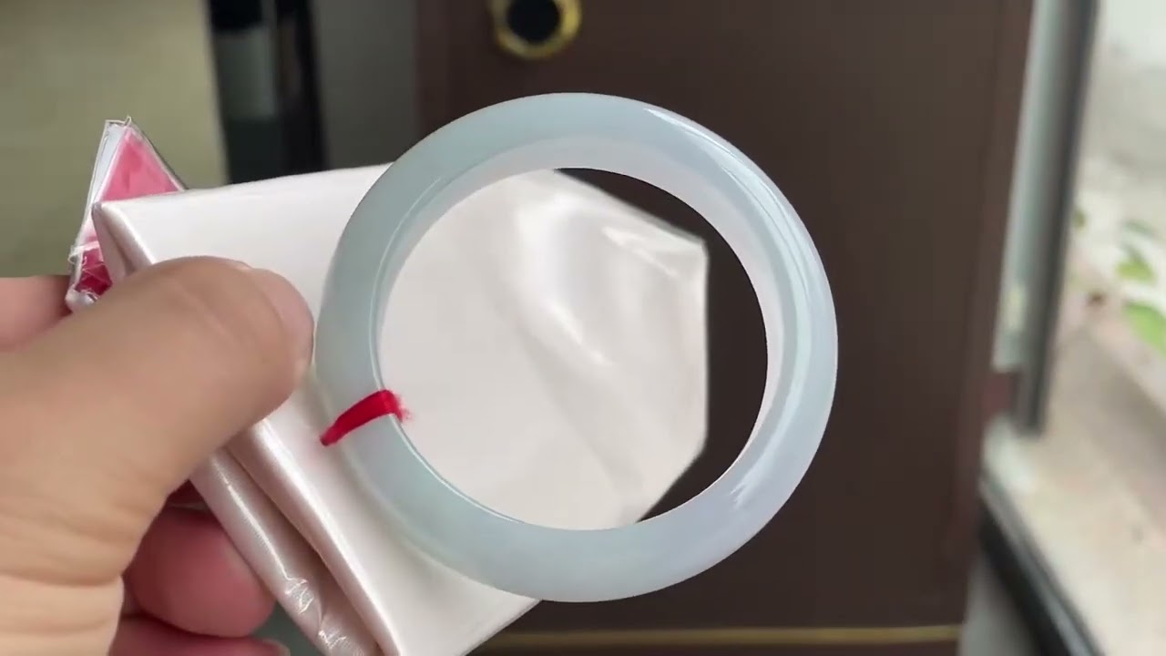 Icy-Waxy Light Chun Dai Bangle