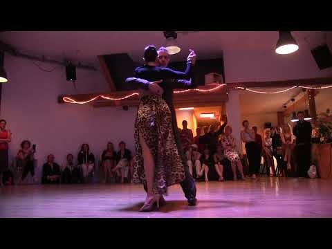 Michael Nadtochi et Elvira Lambo dansent sur le tango L 'Aristocrata