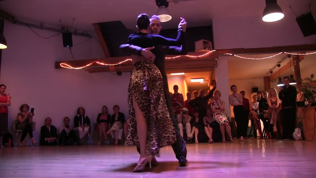 Michael Nadtochi et Elvira Lambo dansent sur le tango L 'Aristocrata