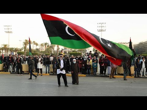 شاهد الليبيون يحيون الذكرى 70 لاستقلال ليبيا في ظل استياء من تأجيل الانتخابات