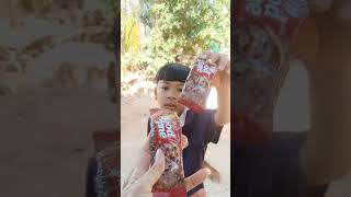 Download lagu Sharing chocolate candies crackers lollipop snacks #funny #viralvideo #snacks #shorts #viralshorts mp3