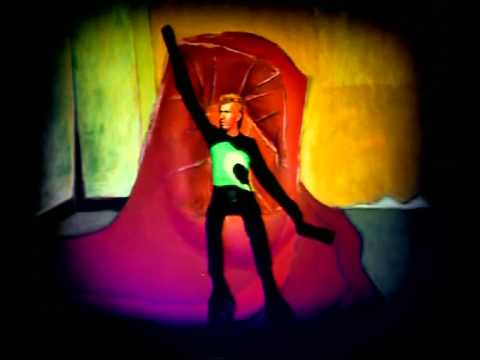 Bowie bailando sentado en Dead Man Walking 