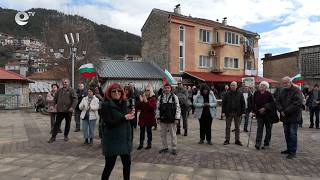 Жители на Смолян излязоха на пореден протест срещу планираното изграждане на фотоволтаичен парк в квартал Устово
