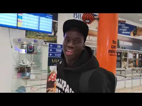 SSC Bari, ecco Traore. Il nuovo centrocampista di Longo in aeroporto: "Felice di essere qui"