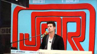 Robin Thicke sings The Little Things at J&amp;R Music World-December 6, 2011