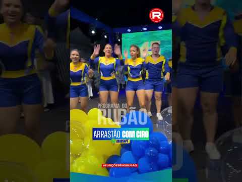 Dançarinos agitam arrastão de Ciro Gomes pelas ruas de Massapê