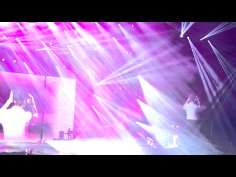 20131005 One Great Step in Singapore - INFINITE [Giving Out Paper Planes to Inspirits]