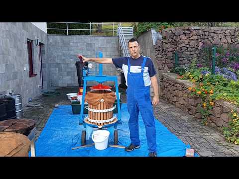 Apfelsaft selber machen mit hydraulischer Obstpresse und elektrischer Obstmühle in der Hausmosterei