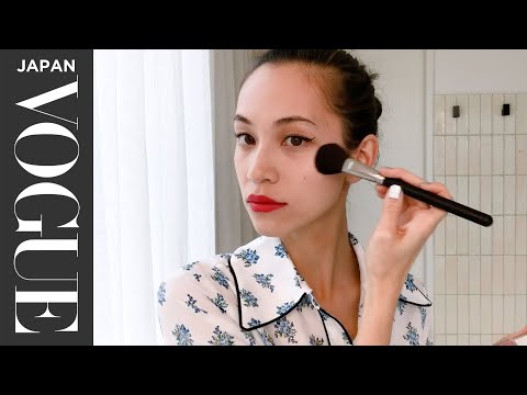 水原希子透露了她皮膚光澤和自我化妝的祕密。| 美肌祕訣｜VOGUE JAPAN (水原希子、艶肌の秘密とセルフメイクを公開。| Beauty Secrets | VOGUE JAPAN)