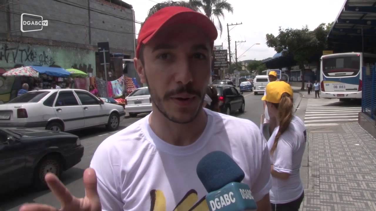 Mister Mão mobiliza travessia segura em Santo André