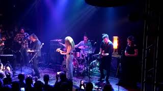 Tal Wilkenfeld, Jackson Browne and co. perform &quot;Take it Easy&quot; at the Troubadour 2017