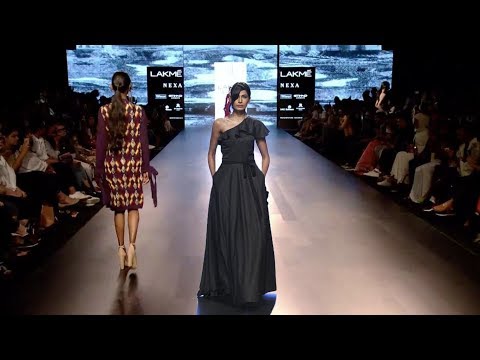 Sarah-Jane Dias Walks For Urvashi Joneja | Fall/Winter 2017/18 | Lakme Fashion Week