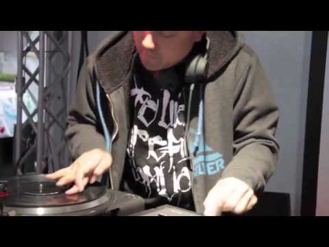 QBert & D styles smashing it on Doshy´s   DCU beat LIVE @ KAIKOO POPWAVE FESTIVAL 2012