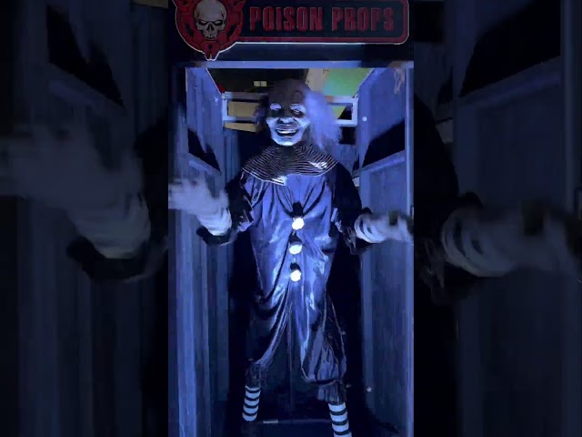 Vídeo relacionado con Halloween Clown Animatronics Colgando Payaso Accesorios de Halloween ilumino los Ojos Rojos Sonido y Toque Activado para Accesorios de casa embrujados aterradores, Animatronics, sin batería