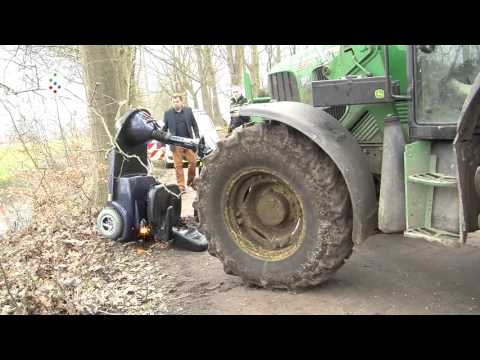 Oog op De Bilt - Man rijdt sloot in met scootmobiel