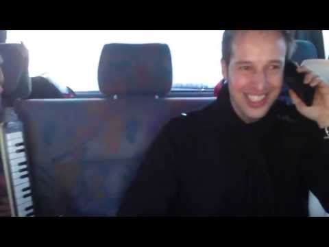 Gerd Blume und seine Schlagerband bringen SWR4 Moderatorin aus dem Konzept