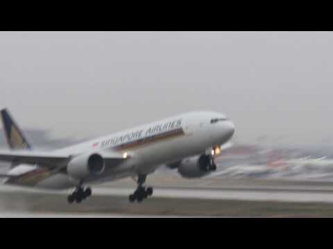 Singapur Airlines b777-2 rainy day take off in istanbul