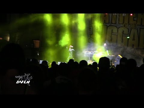 Yelawolf challenges Juggalos to hit him with a bottle rocket on stage