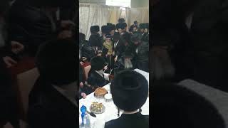 Download lagu Aleksander Rebbe Making Space For The Rishon letzion R' Yitschak Yosef At the Gerer Wedding mp3
