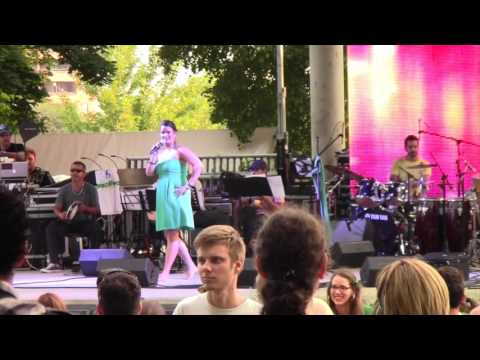 Ana Aune canta Com Que Roupa/ Samba do Arnesto/ Pimenta no Vatapá