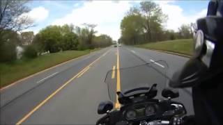 Смотреть онлайн Полицейский на мотоцикле гонится за преступником