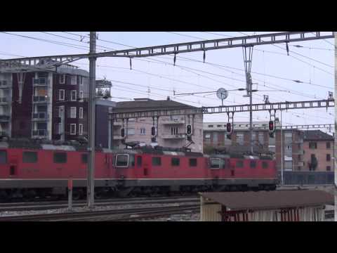 LA MANOVRA DELLA TRIPLA DI Re 4/4 SBB A CHIASSO. 17 - 10 - 2015.