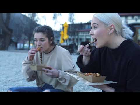 Desfrutando de Fish and Chips na praia