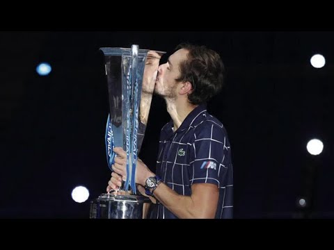 梅德韋傑夫在ATP決賽中逆轉擊敗蒂姆 (Medvedev storms back to beat Thiem in ATP Final)