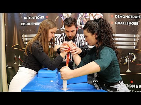 駅の通り側のファサード。