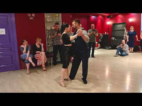 Barrida and adornos in tango